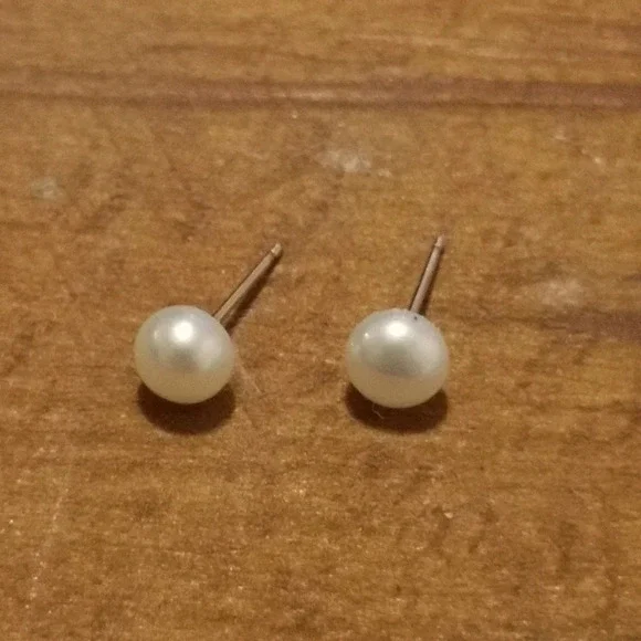 14k natural pearl studs - Picture 2 of 3